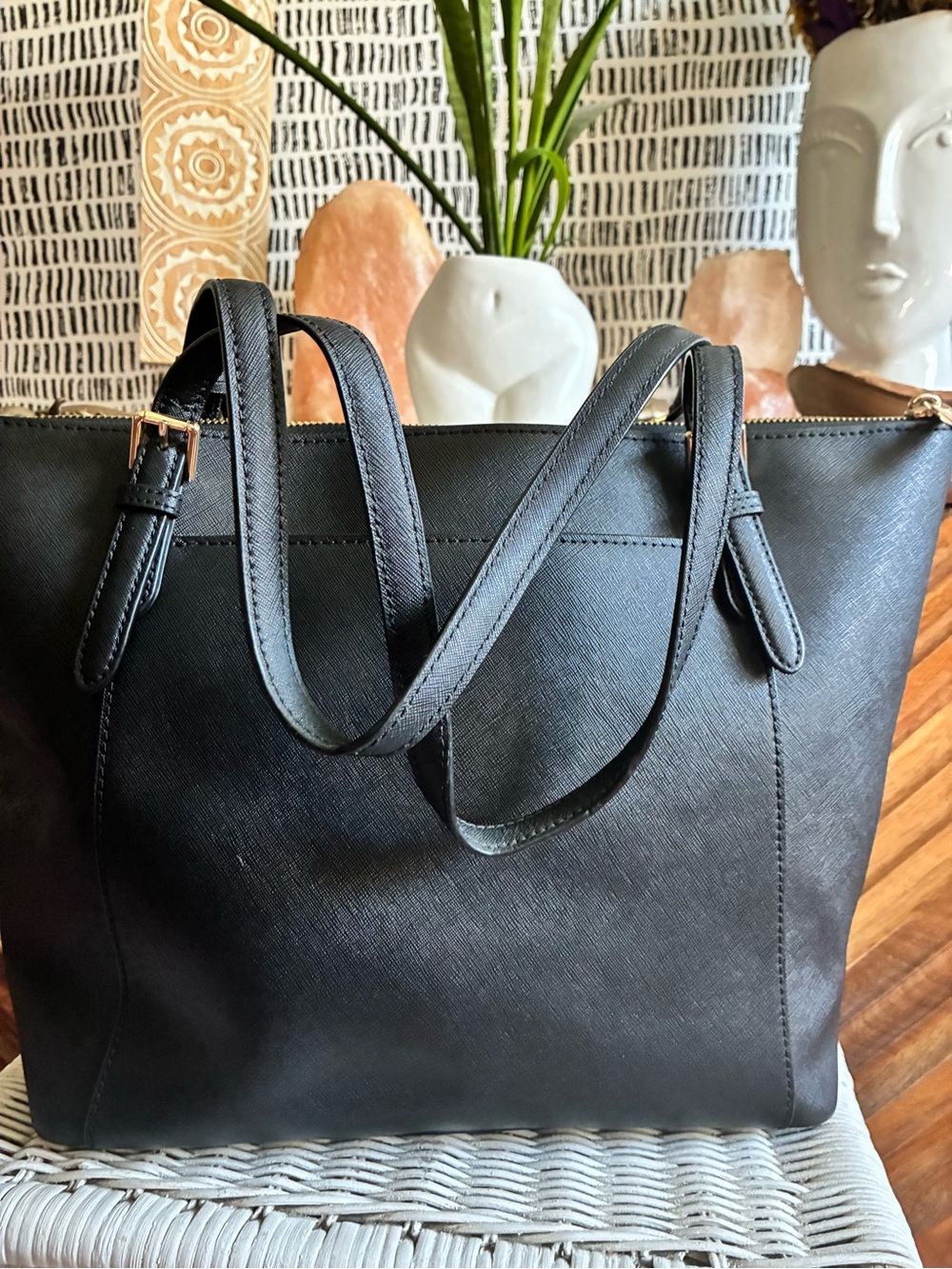 Michael Kors Black Voyager Tote Bag with Gold Logo Charm, excellent condition - Picture 3 of 11